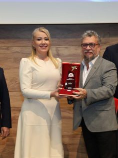 BAŞKAN ŞENİZ DOĞAN’A EGF’DEN ÖDÜL