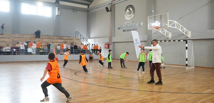 ‘SINIFLAR ARASI FUTSAL TURNUVASI’NDA HEYECAN SÜRÜYOR