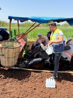 TARIM İŞÇİLERİNE SERİNLETEN İKRAM