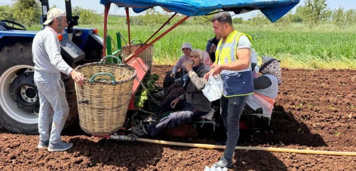 TARIM İŞÇİLERİNE SERİNLETEN İKRAM