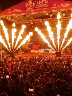 BİNLERCE DENİZLİLİ CUMHURİYET İÇİN YÜRÜDÜ