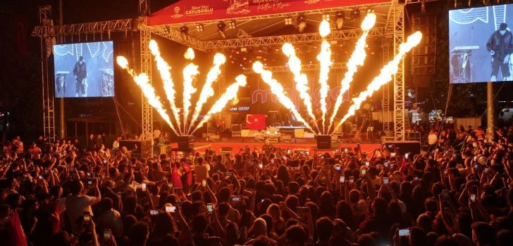 BİNLERCE DENİZLİLİ CUMHURİYET İÇİN YÜRÜDÜ