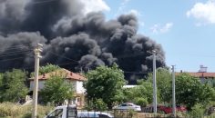 FABRİKA ÇIKAN YANGINDA KÜL OLDU