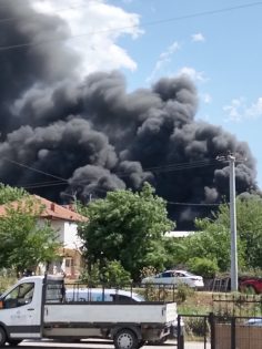 FABRİKA ÇIKAN YANGINDA KÜL OLDU