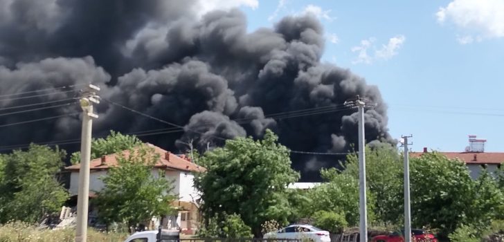 FABRİKA ÇIKAN YANGINDA KÜL OLDU
