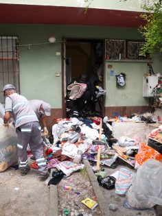 ÇÖP EVLERE ANINDA MÜDAHALE: 43 KAMYON ATIK ÇIKARILDI
