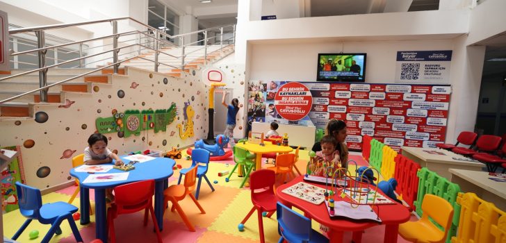 KAPIDAN GİREN ÇOCUKLAR ARTIK OYUNLA KARŞILANIYOR